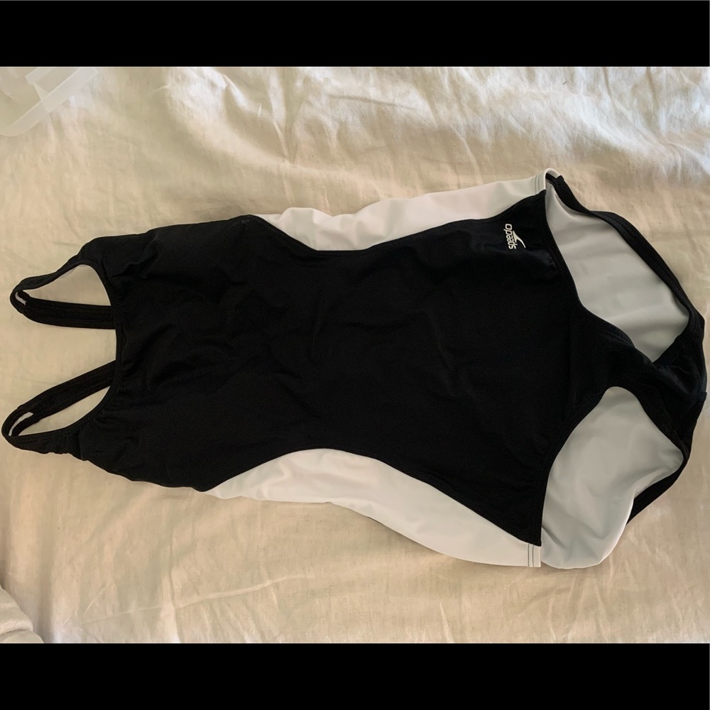 Ladies speedo conservative Black and white suit.  Never worn.  Size 8 (35,29,39)